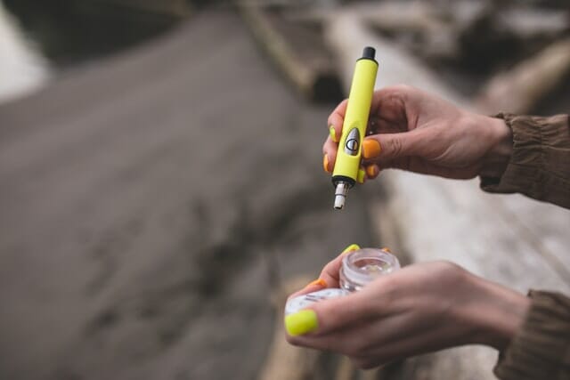 hand holding an electric dab pen