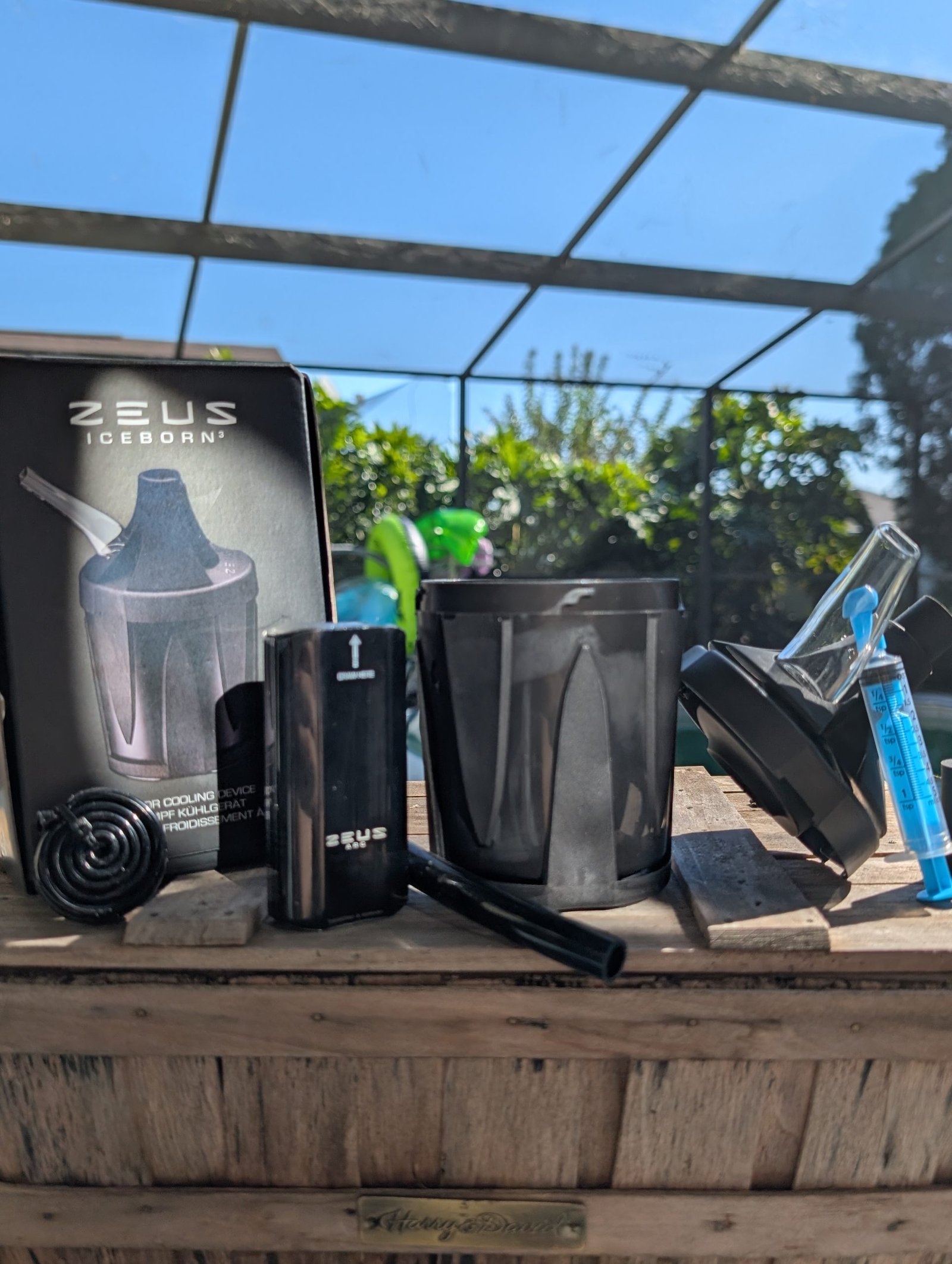 Zeus Arc GT4 Vaporizer on table